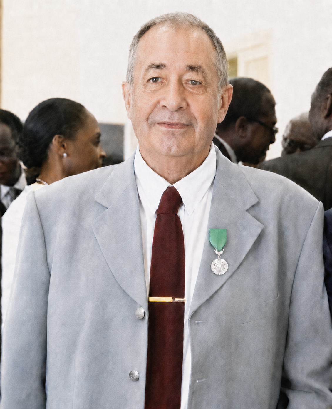 Serge OYE portant l'insigne de Chevalier de l'Ordre national du Lion du Sénégal